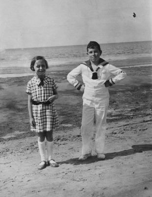 Mara Pasternak (Schatz) and Alik Jakobson in Pirita - 1938/9
Keywords: [J]