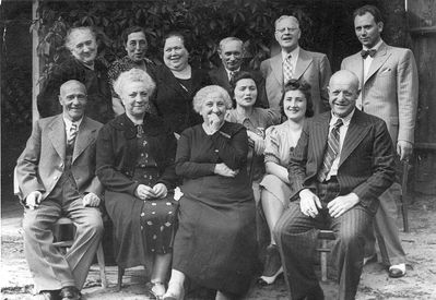 Pozaisky, Grinstan, Nechamkin etc.
Left to right.
Standing: ?, ?, Mere Grinstan (Vigodski), ?, ?, ?
Sitting: Hanon Pozaisky, Hanna Pozaisky (Goldberg), Scharlotte Nechamkin (Goldberg)?, ?, ?, Herman Nechamkin?
Keywords: [unknown] [N] [G]