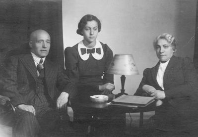 Pozaisky family in 1938
Hanon Pozaisky, Hesse Kitt (Pozaisky), Hanna Pozaisky (Goldberg)
