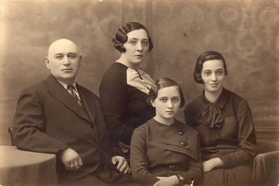 Heimann family
Left to right: Salman (Samuel) Heimann, Gitta Heimann, Rasse Paturski (Heimann),  Rohe-Lia Balonov (Heimann)  
