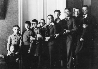 Raichman and Goldmann boys ~ 1933
Left to right: Harry Raichmann, Isi Raichmann, Harry Goldmann, Gera Raichmann, Leo Goldmann, Jossi Goldmann, Gutti Raichmann, Isi Raichmann, David Raichmann, Arke (Leo) Raichman
Keywords: [G]