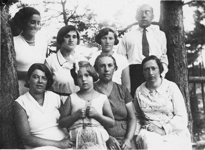 Rogovski family in 1928/9 at Vormsi island where they had a pharmacy
Left to right.
?, ?, ?, Josif Rogovski
Sonja Rogovski, Sima Rogovski, Fruma ?, Pesa Rogovski (Zlav)
