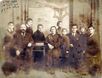 Gabriel Schapiro family. Narva, ~1929
Left to right: Tsemach Schapiro, Gabriel Schapiro, Zipa (Zilla) Gruber (Schapiro), Leib Schapiro, Doba Schapiro (Aronovitsch), Bluma Passov (Schapiro), Faive Schapiro, Berl (Boris) Schapiro, Bella Kulman (Schapiro), Isak Schapiro
