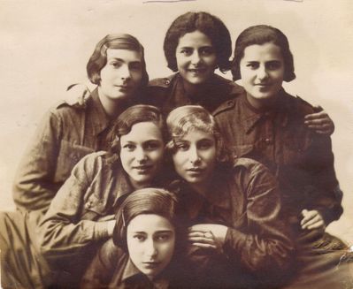 Narva girls
Left to right.
At bottom: Bluma Passov (Schapiro)
Middle row: Bluma Geruhmanov (Stein), Sonja Maslovski
At top: Zila Aronstam (Hait), Lika Levin (Epstein, nee Schampal, Lena Manor (Rutstein)
