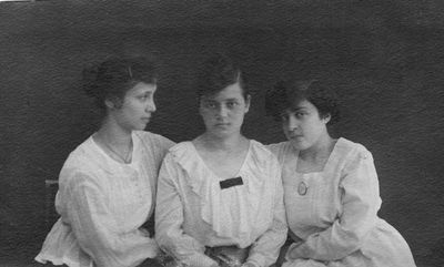 Saks Slomka 1918, Valga
Left to right: Hana Ring (Saks), Lea ?, Tsila Slomka
