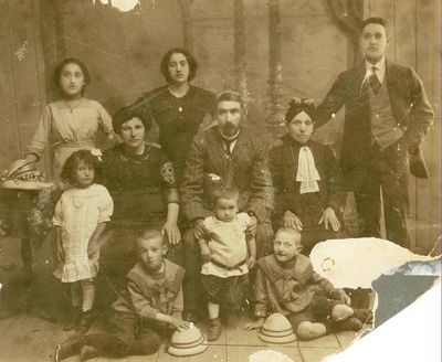 Saltsman family ~ 1915
Left to right.
Top: Asja Saltsman, Oka Saltsman, Maks Saltsman
Middle: Mirjam Saltsman, Taube Saltsman, Moissei Saltsman, ?
Bottom: Schmuel Saltsman, Wulf Saltsman, Aisik Saltsman
