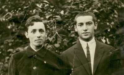 Benzion Goldman (left) and Schmuel Saltsman - ~ 1924
Keywords: [G]