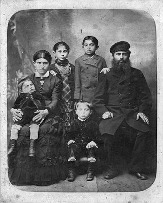 Schimschilevitsch (Schemschilevitsch, Schimschelevitsch) family - Tallinn (Reval) - ~ 1883
Left to right: Sara Schimschilevitsch (Karabanov)  with Mosche, Ester Schimschilevitsch, Schlomo Schimschilevitsch, Abram Schimschilevitsch (the retired soldier)
