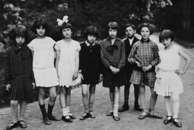 Tartu - 1929. children 1929
III class of the Jewish school in Tartu.
Left to right: Doba Goldman, Hana Rozenko, Lea Muschkat, Haja Brosin, Lea Suchatsevski, Kalman Gelbert, Hene Svitski, Sima Schkop
