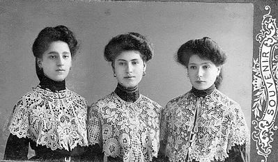 Girls ~ 1902-3 Narva
Left to right: Vera Schampal (Rudschtein), Anna Schats (Hait), Zenja Schulklepper (Hait)
