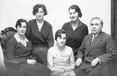 Slosin (Slozin) family in December 1932
Anna, Berta (Beba), Sima, Maria (Mussja) and Aleksander Slosin
