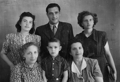 Strash, Brodovsky - 1954
Left to right.
Standing: Ruth Strash (Brodovsky), Jakov Strash, Sofa Popov (Brodovsky)
Sitting: Fanny Strash, Mark Strash, Ester Brodovsky (Schein)
