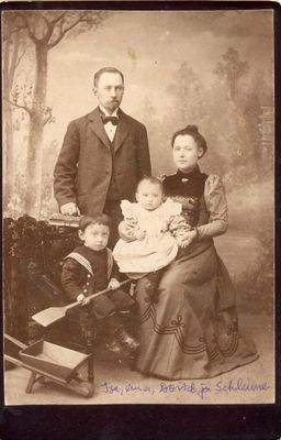 Serman (Scherman) family in 1901
Samuel Scherman (1872-1958) with wife Ita (nee Schubitsch - 1877-1946) and children David 1898-1922) and Schloime (Solomon 1900-1917)
