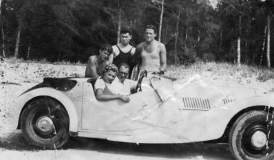 Lepo Markovitsch in his car. Pärnu.
Standing: Markus Koslovski, ?, Jeremi Krakusen
