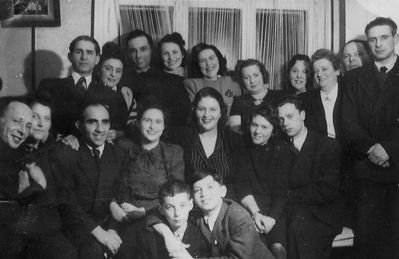 Aronovitsch and others 
Left to right.
Bottom row: Faivi Aronovitsch, Avi Dobrusch
Middle row: ?, Ester Koslovski, Jakov Girschanovitsch, Rachel Gerschanovitsch, Sonja Vesset, Fenja Aronovitsch, Hone Aronovitsch
Top row: Jakov Aronovitsch, Rachel Koslovski, ?, ?, Anni Aronovitsch, Hena Aronovitsch, Hilda Aronovitsch, ?, ?, ?

