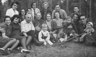 Raichman, Koslovski etc.
Left to right.
First row: Haja Raichman, Ljuba Koslovski, Savel (Zhanno) Goldmann, Henach Koslovski, ?, ?, Ljuta Fraiman (Koslovski),   ?, Anna Stein (Migdal), Isi Raichman, ?
Top row: Titi Reichmann (Hirschman), Hinde Girschanovitsch, ?, ?, ?, Abram Fraiman, ?
Keywords: [K] [F]