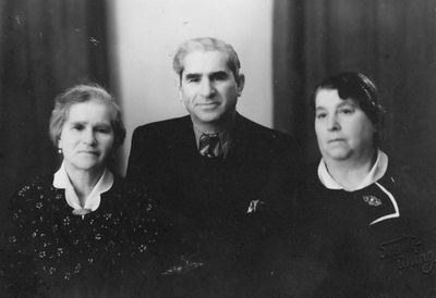 Aronovitsch's
Left to right: Roche Lea Meiertal (Aronovitsch), Jakov Aronovitsch, Ester Koslovski (Aronovitsch)
