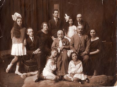 Rochlin family
Last row: Jacob (Max) Rochlin, Sofa Murschak (Amitan), Isai Amitan
Middle row: Mirjam Schats (Rochlin), Efraim Rochlin, Eugenia Rochlin (Tschapkovsky), Bella Rochlin (Genkin), ?, Hana Amitan (Rochlin), Boris Rochlin, Regina Trapido (Amitan) 
Keywords: [R] [A]