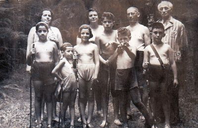 Rochlin - Amitan. Võsu.
Left to right.
Adults: Sofa Murschak (Amitan), Regina Trapido (Amitan), Jakov Murschak, Efraim Rochlin
Children: Isai (Sanja) Murschak, Rudik Murschak, Ilona Wolfson (Trapido), Grigori (Gera) Trapido, Valeri (Valja) Schampal, Evgeni Berezovski
