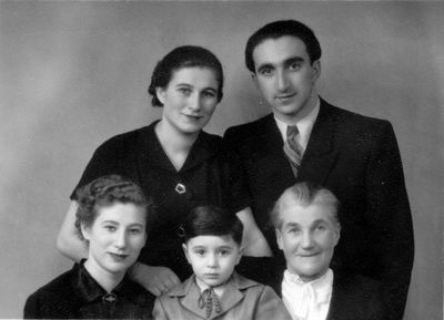 Rusinov and Vigderhaus families
Left to right.
Top Row: Dveira Rusinov (Vigderhaus), Rafael Rusinov
Bottom Row: Shulamis Vigderhaus, Avi Rusinov, Ida Vigderhaus (Goldblatt)


Keywords: [R]