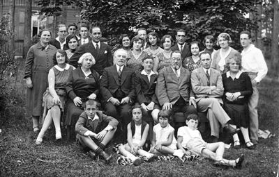 Usvanski - Schapiro ~ 1932
Usvanski and Schapiro families (probably in the Schapiro's place in Tartu).
Left to right. Sitting: Ida Schapiro (Usvanski); Hanna Usvanski; Eliahu Usvanski; Josef Usvanski; Abram Schapiro; David Usvanski; Abram Schapiro's wife?;
Children: ?; Eugenia Gurin-Loov; Gina Kropman; Simon (Senja) Ginizisky;
Standing:  ?, Samuel Rybak, Ljeva Trapido, ?, Ljeva Usvanski, Gabriel Schapiro, Tamara Usvanski (Judeikin)?, Rosa Klompus,  Willi Usvanski, Paulina Baron (Gurin, nee Vainberg), Fenja Schapiro, Ezriel Schaput, ?, Zila Kropman (Schapiro), Zenja Giniziski (Usvanski), Josif Usvanski
Keywords: [S] [K] [G] [R]