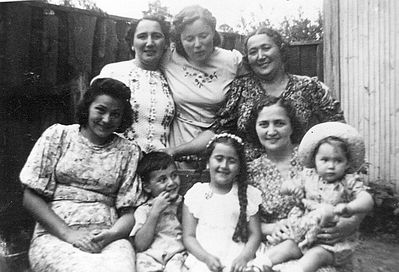 Vigodski women in 1939
Left to right.
Sitting: Rachel Bakscht (Grinstan), Abi Hasin, Lia Lourie (Zaks), Riva Vigodski, Ita Levkovitsch (Vigodski)
Standing: Batscheva Hasin (Vigodski), Mascha Levin (Grinstan), Sonja Zaks (Vigodski) 
Keywords: [B] [H] [Z] [L] [G]