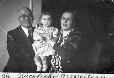 Gabovitsch'es with granddaughter - 12/3/1934
Abram Gabovitsch and Betti Gabovitsch (Löwenstein) with Hanni Zautin (Usvanski)
