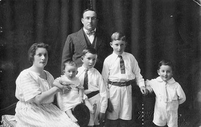 Loewenstein (Löwenstein) family - South Africa
Meier Loewenstein with family
