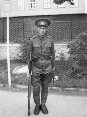 Gabovitsch Jacov
Gabovitsch (Gobovitsch).
At the back: "Я, как всегда, вышел "Божественно", но все же на память [Арону Тамаркину] оt noor Gobovich N31"  
