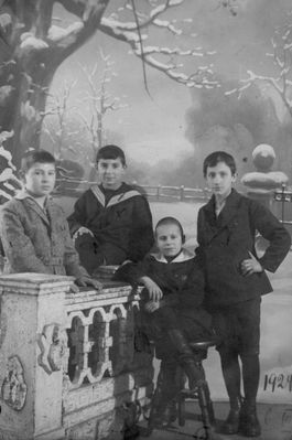 Tamarkin, Itskovitsch, Glossman, Delski
"Заведующие библиотеки III кл. Еврейской гимназии". 1924 Tallinn.
Left to right: Isi Itskovitsch, Aron Tamarkin, Glossman, Delski
Keywords: [D] [G] [I]