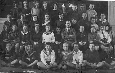 Tallinn - 1925. Jewish gymnasium - IV class 5/1925
Left to right.
I row: Njuma Levanon (Levitan), Aron Tamarkin, Mutti Berkovitsch, Sapotnizki, ?, Hirsch Goldberg?, Tusja Delski
II row: Rudnik?, ?, Paula Leremann, Primary school teacher, arithmetica Esfir?, Julja Garber, ?, Director Vidrin, ?, ?, Isi Tuch
III row: ?, Schapiro, Emma Zipukov, ?, ?, ?, ?, ?, Osja Itzoch
Top row: Mletschin?, Sally Katsev, Genja Neischluss, Esther Schadunski (Frank), ?, Berta Raichman?, ?
