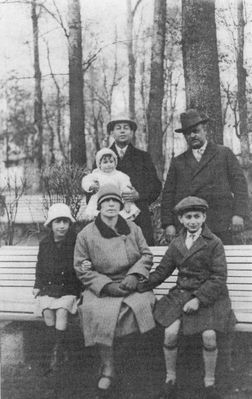 Turetski and Gleser
Left to right.
Sitting: Ljuba Rosenberg (Turetski), Hana Turetski (Gordon), Jakob Gleser
Standing: Michail Turetski with Alter Turetski, Josif Gleser 
Keywords: [G]