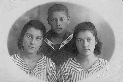 Teitelbaum - Tallinn 1920
Left to right: Rachel (Olja) Jachnin (Teitelbaum), Benjamin Teitelbaum, Sara Lipavsky (Teitelbaum)
