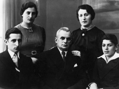 Trapido family - ~ 1933
Sitting: Lev Trapido, Susman Trapido, Isi Trapido
Standing: Minna Fink (Trapido), Eta Trapido (Elasstam)
