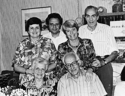 Trapido family - 10/08/1992
Sitting Regina Trapido (Amitan), Lev Trapido
Standing: Rina Trapido, Grigori Trapido, Ilona Wolfson (Trapido), Isi Trapido
