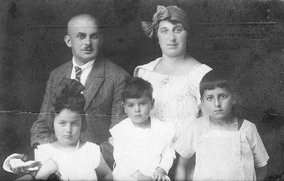 Trapido family - 1923 Narva-Jõesuu (Hungerburg)
Susman and Eta Trapido with Minna, Isi and Lev
