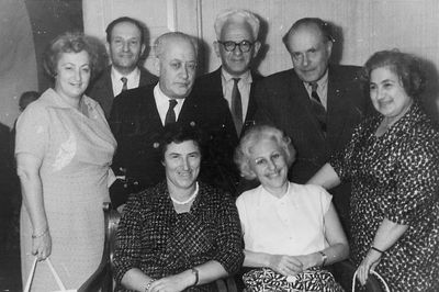 Judeikins
Left to right.
Sitting Lida Usvanski (Mirkin), Dora Judeikin (Zagorje)
Standing: ?, Maks Judeikin, ?, Solomon Judeikin, Moissei Judeikin, Rosa Judeikin (Glickman)
Keywords: [unknown]