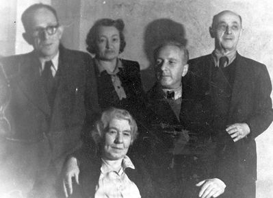 Usvanskis
Left to right.
Willi Usvanski, Ida Schapiro (Usvanski), David Usvanski, Leib Ginizisky
Sitting: Zenja Ginizisky (Usvanski)
