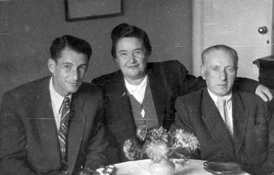 David Usvanski family
Left to right: Lev Usvanski, Vera (Rivka) Usvanski (Schapiro), David Usvanski
