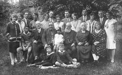 Usvanski, Kropman, Schapiro  ~ 1926
Left to right.
Standing: Ella Grinson (Usvanski), Tsila Kropman (Schapiro), Josef Usvanski (?), ?, Rivka (Vera) Usvanski (Schapiro), David Usvanski, Fenja Schapiro, Abram Usvanski, Ida Schapiro (Usvanski), Josef Kropman, ?, Willi Usvanski, Tamara Usvanski (Judeikin)?
Sitting: Ljeva Usvanski, Eliahu Mendel Usvanski, Abram Schapiro, ?, ?, Hana Usvanski (Nahomson), Mme Schapiro
Children: ?, ? 
