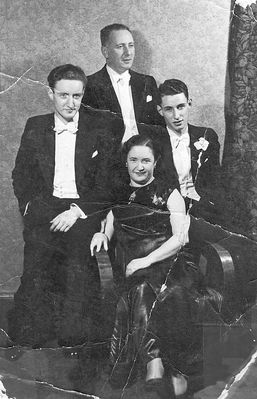 David Usvanski family
Left to right: Josef Usvanski, David Usvanski, Rivka (Vera) Usvanski (Schapiro), Lev Usvanski
