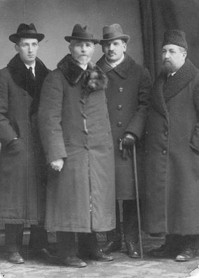 In Tartu in 1920's
Left to right: David Usvanski, Eliahu Menahem Usvanski, ?, Avram Schapiro
