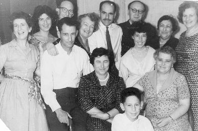 Usvanski
Left to right.
Standing: Lena Lob (Grinson), Ilana Kings (Usvanski), Leva Usvanski (in front), Willi Usvanski (behind him), Ida Schapiro (Usvanski), Simon (Senja) Giniziski, Solja?,  Karmela Usvanski (in front of him),  Fenja Schapiro, Tamara Usvanski (Judeikin) 
Sitting: Lida Usvanski (Mirkin), Miriam Usvanski (Gabovitsch), Josi Nevo (Usvanski)
