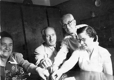 Usvanski - Perlman
Left to right: Vera Usvanski (Schapiro), David Usvanski, Arnold Perlman, Schelli Perlman (Olschvang)
