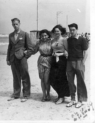 At Riga's strand - 27/7/1939
Left to right: ?, ?, Alla Kaasik (Usvanski), ?
Keywords: [unknown]