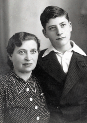 Haya Smolenski with son Boris - 1950
This photograph shows my [Rachel Randvee] aunt, Haya-Fanny Smolenski, nee Heiman, and her son, Boris
Smolenski. It was taken in Tallinn in the 1950s.
