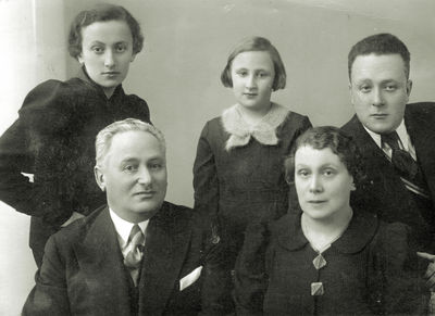 Wasserman family 1937
Left to right.
Sitting: Herz and Daile Wassermann
Standing: Resi, Marjascha, Perez Wassermann
