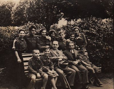 Narva children - 13/6/1933
Left to right.
Sitting: Ljeva Zagorje, Dora Judeikin (Zagorje), Josif Zagorje, Kosotsky, Faive Schapiro
Standing: Zimbalov, Tsemach Schapiro, Bluma Geruchmanov (Stein), Riva Nesher (Itzoch), Bella Schapiro, Riva Zimbalov, Bluma Passov (Schapiro)
