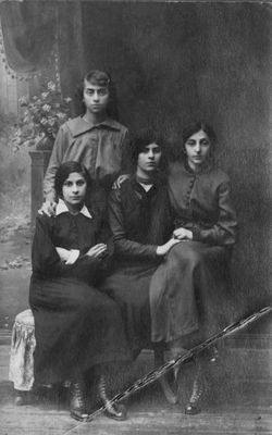 Selmanovitsch, Kruskal 1919
Left to right: Sonja Selmanovitsch, Pesja Kruskal, Hode (Hadassa) Kruskal, Rachel Selmanovitsch
