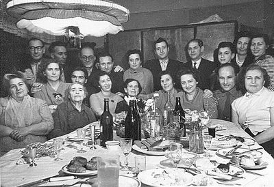 Heimann Fainmann Tamarkin Eidus Paturski Koslovski Smolenski etc
 Left to right.
Standing: Abram Paturski, Aron Tamarkin, Zami Eidus, Israel Balonov, Lea Balonov, Boris Smolenski, Jacov Koslovski, Arik Eidus, Jette Paturski, Lea Eidus
Sitting: Sheina Fainmann, ?, ?, Rasse Furmanski, Riva Koslovski (Zivjan), Fanni Smolenski (Heimann), Reni Schames, Rasse Paturski (Heimann), ?, Miriam Tamarkin 
